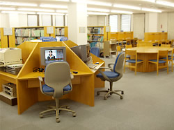 経済図書館館内写真